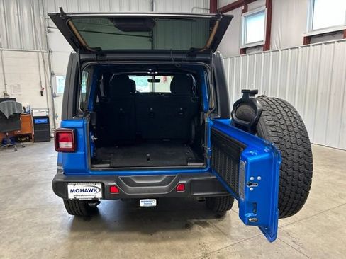 Used 2022 Jeep Wrangler Unlimited Sahara w/ Dual Top Group AWD/4WD image 19
