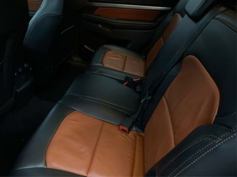 Used 2019 Ford Explorer XLT w/ Equipment Group 202A AWD/4WD image 11