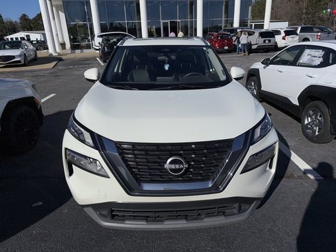 Used 2023 Nissan Rogue SV w/ SV Premium B Package image 2