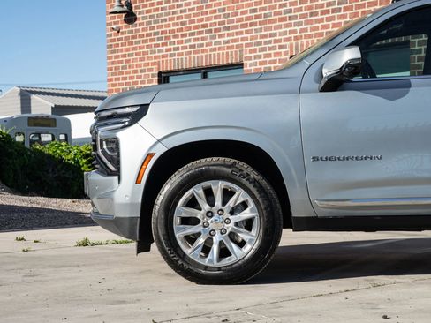 Used 2025 Chevrolet Suburban Premier AWD/4WD image 4