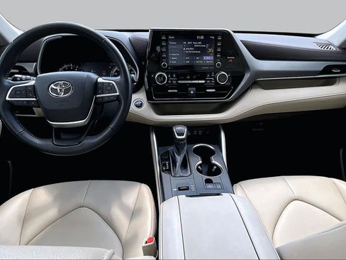 Used 2022 Toyota Highlander XLE FWD image 15