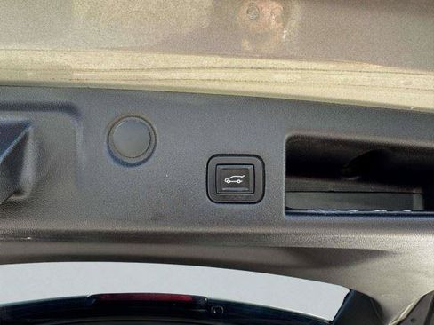 Used 2018 Chevrolet Equinox LT FWD image 52