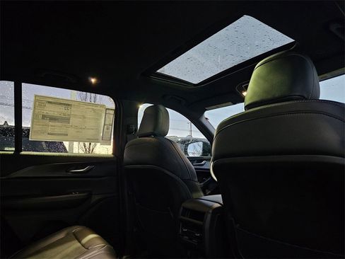 New 2025 Jeep Grand Cherokee Altitude image 34