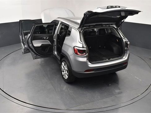 Used 2022 Jeep Compass Latitude image 28