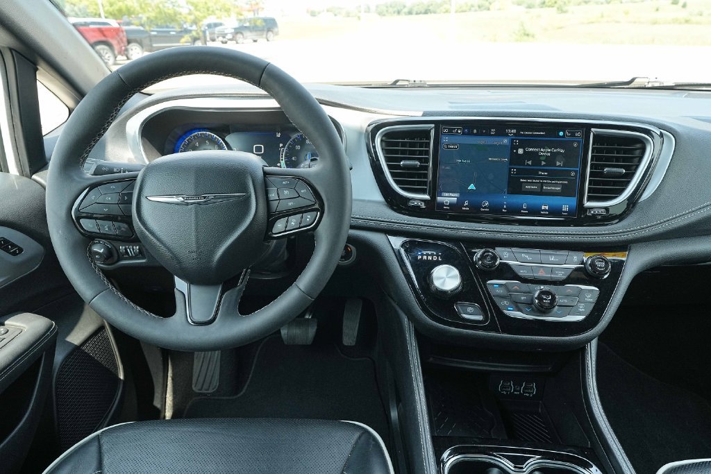 Used 2025 Chrysler Pacifica Limited FWD image 29