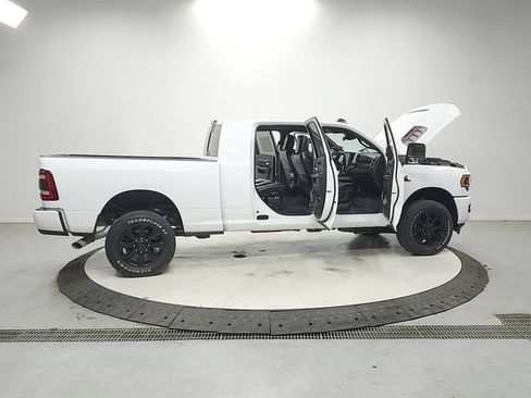 Used 2023 RAM 2500 Laramie AWD/4WD image 16