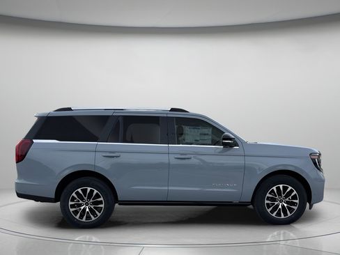 New 2025 Ford Expedition Platinum image 2