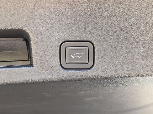 Used 2025 Chevrolet Traverse LT FWD image 14