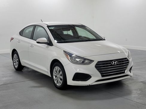 Used 2022 Hyundai Accent SE FWD image 2