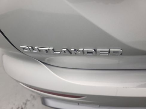 Used 2025 Mitsubishi Outlander SE image 11