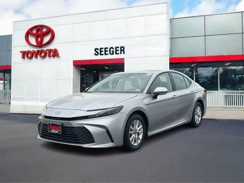 Used 2025 Toyota Camry LE FWD image 11