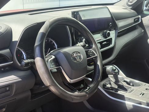 Used 2023 Toyota Highlander XSE FWD image 17