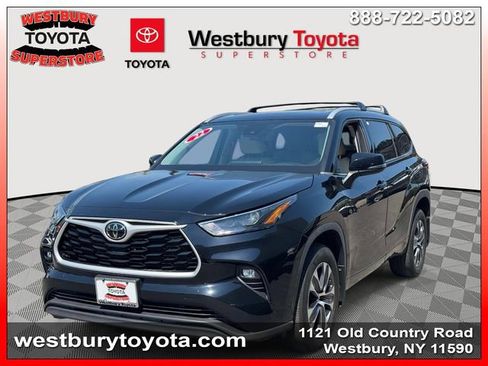 Used 2022 Toyota Highlander XLE AWD/4WD image 5