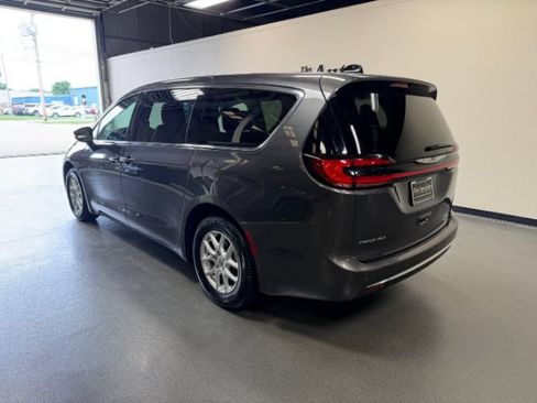 Used 2023 Chrysler Pacifica Touring-L FWD image 2