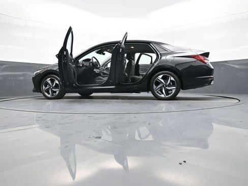 Certified 2023 Hyundai Elantra Limited w/ Preferred Accessory Package image 49