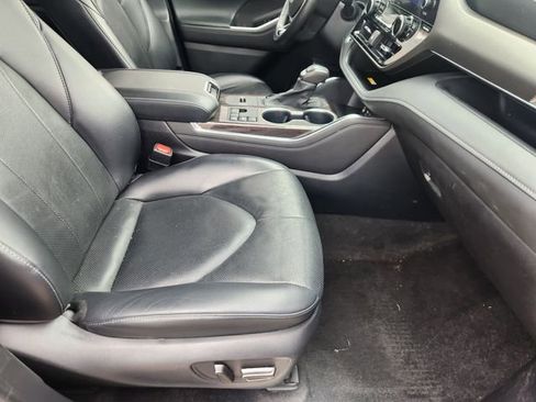 Used 2023 Toyota Highlander Limited FWD image 14