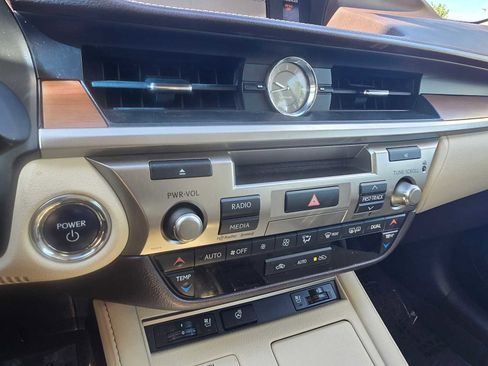 Used 2016 Lexus ES 300h w/ Navigation System Package FWD image 29