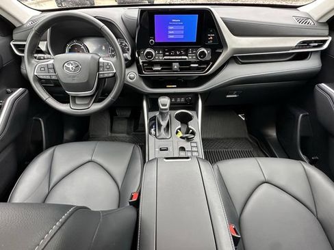 Certified 2024 Toyota Highlander XLE AWD/4WD image 10