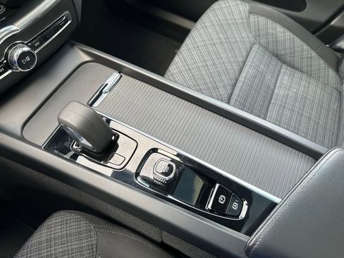 Used 2022 Volvo XC60 B5 Momentum image 25