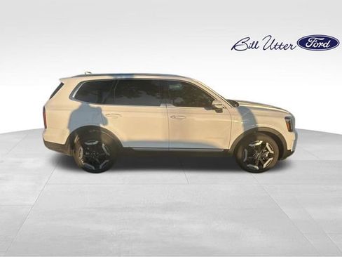 Used 2025 Kia Telluride EX w/ EX Captain's Chair Package FWD image 3