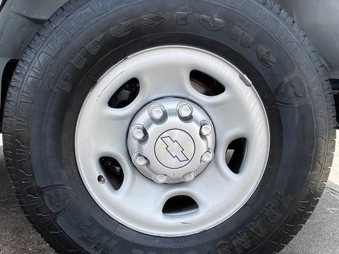Used 2017 Chevrolet Express 2500 Extended RWD image 9