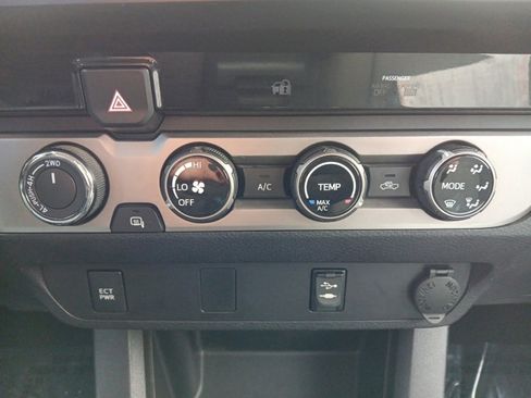 Used 2016 Toyota Tacoma SR image 12