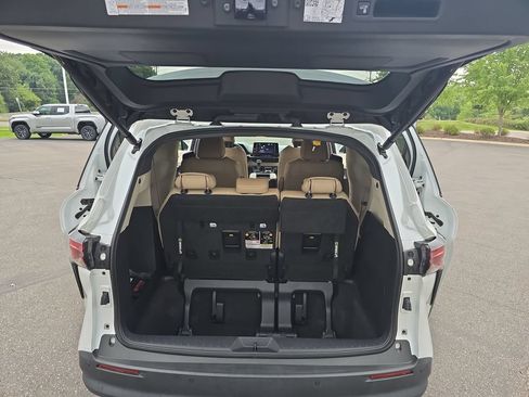 Certified 2024 Toyota Sienna XLE FWD image 15