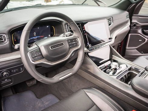 Used 2024 Jeep Wagoneer Series II w/ Flexible Seating Group image 15