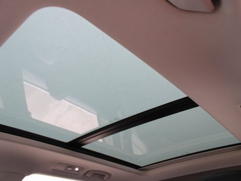 Certified 2020 Volkswagen Tiguan SE w/ Panoramic Sunroof Package image 21