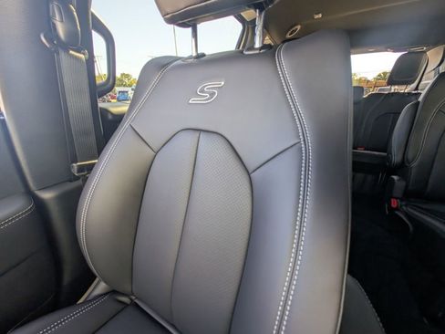 New 2026 Chrysler Pacifica Select w/ S Appearance Package image 12