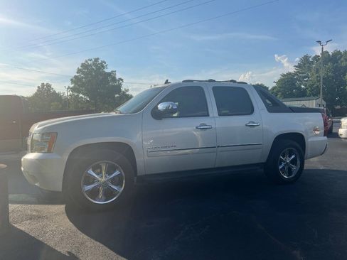 Used 2011 Chevrolet Avalanche LTZ RWD image 7