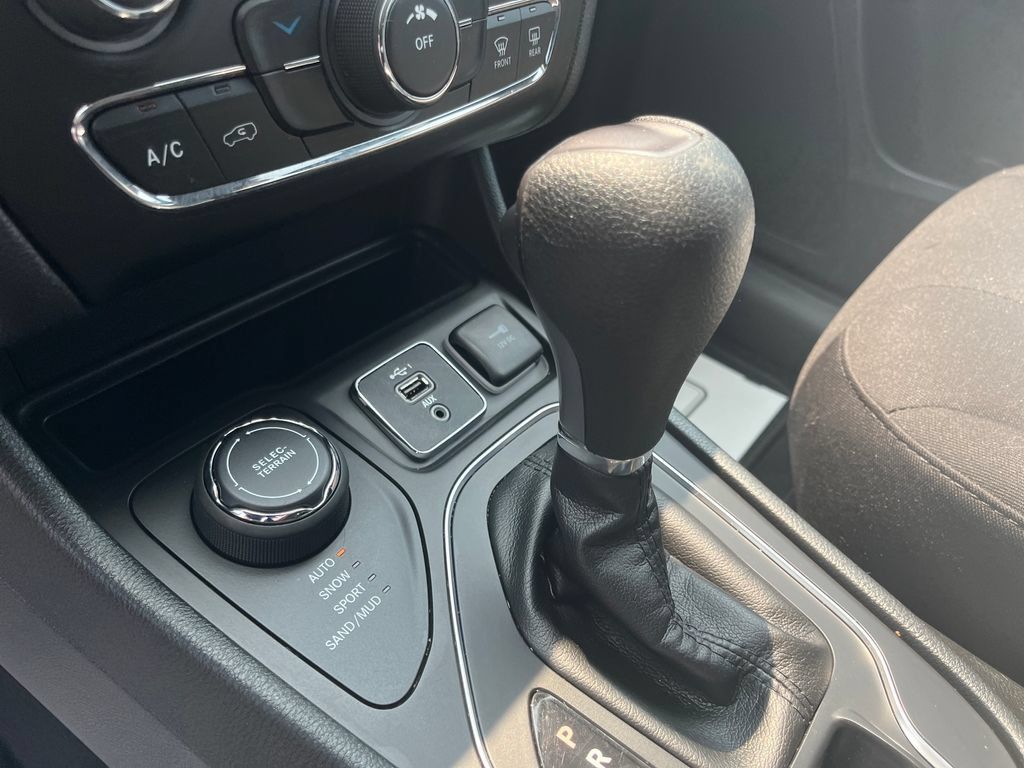 Used 2019 Jeep Cherokee Latitude w/ Popular Appearance Group AWD/4WD image 23