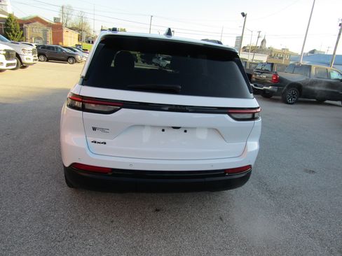 Used 2024 Jeep Grand Cherokee Altitude AWD/4WD image 4