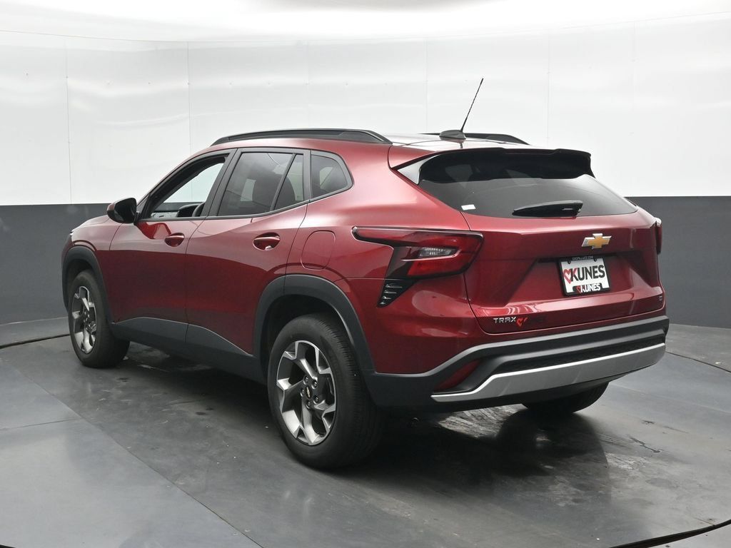Used 2025 Chevrolet Trax LT FWD image 9