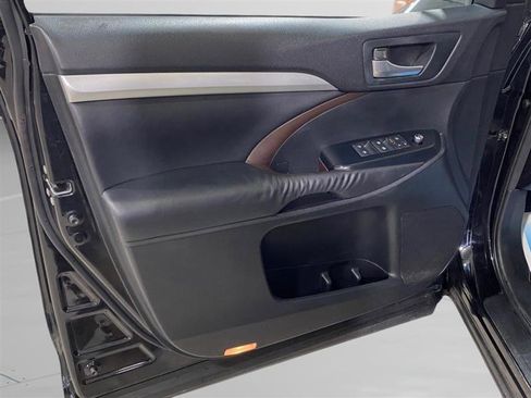 Used 2015 Toyota Highlander XLE image 16