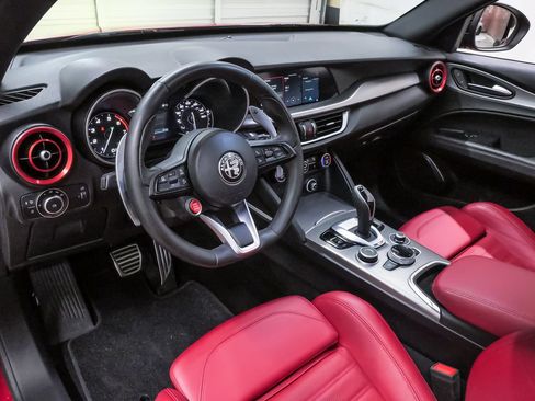 Used 2022 Alfa Romeo Stelvio Veloce AWD/4WD image 2
