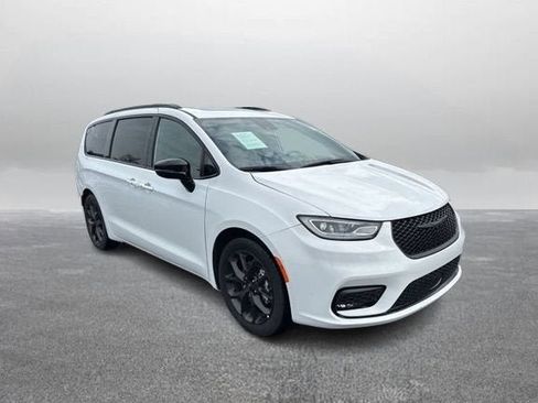 Used 2025 Chrysler Pacifica Limited FWD image 5