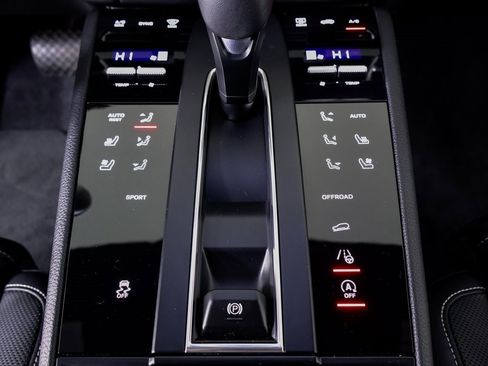 Certified 2024 Porsche Macan w/ Premium Plus Package image 17