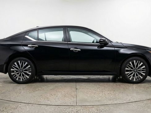 Used 2025 Nissan Altima 2.5 SV FWD image 11