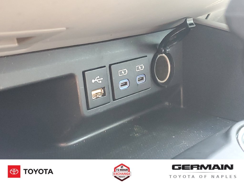 Used 2022 Toyota Highlander XLE AWD/4WD image 34