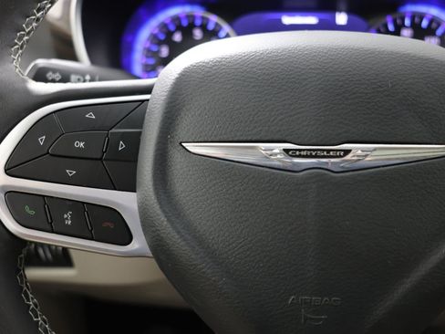 Used 2024 Chrysler Pacifica Limited FWD image 29