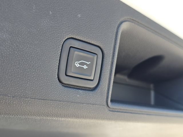 Used 2023 GMC Terrain SLT w/ Tech Package AWD/4WD image 13