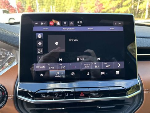 Used 2024 Jeep Compass Limited image 12