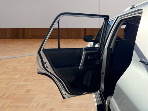 Used 2016 Toyota 4Runner SR5 image 11