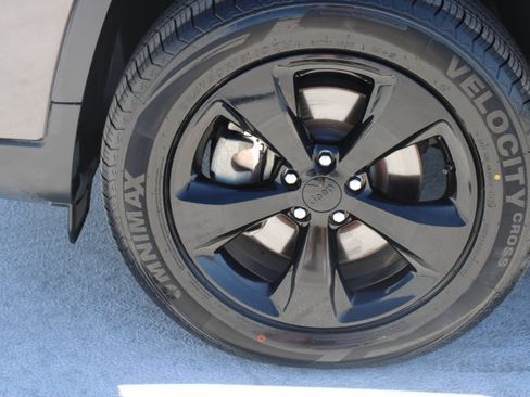 Used 2019 Jeep Cherokee Latitude Plus AWD/4WD image 10