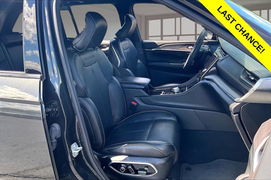 Used 2023 Jeep Grand Cherokee Overland w/ Luxury Tech Group IV AWD/4WD image 7