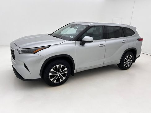 Used 2021 Toyota Highlander XLE AWD/4WD image 5