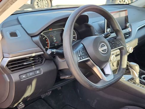 Used 2024 Nissan Altima 2.5 SV image 10