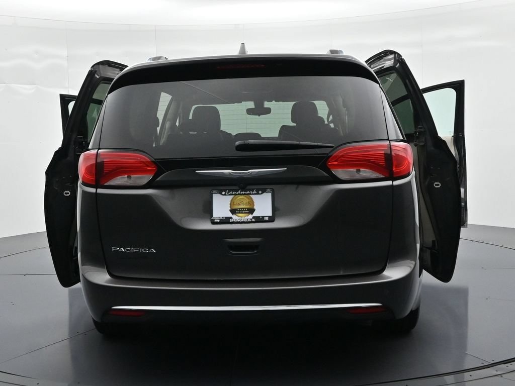 Used 2018 Chrysler Pacifica Touring-L FWD image 25