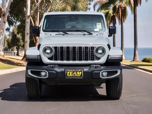 Used 2024 Jeep Wrangler Unlimited Sahara AWD/4WD image 2
